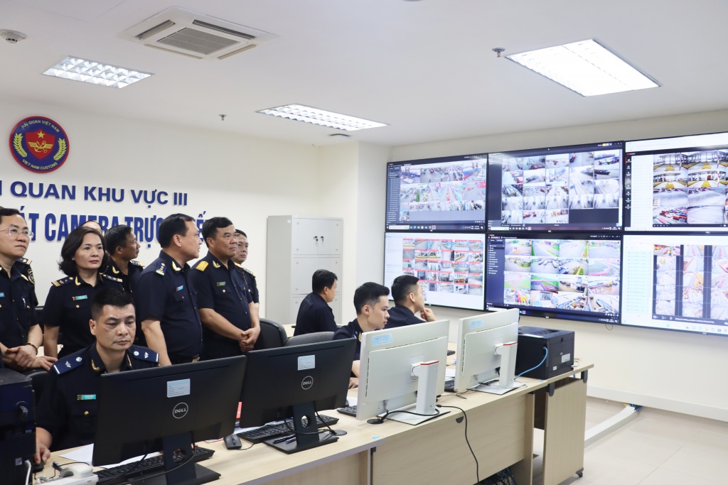 Hải quan khu vực III làm thủ tục xuất nhập khẩu cho lượng hàng hóa gần 65 tỷ USD