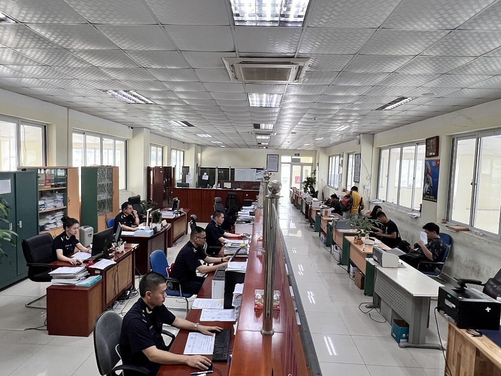 Hoạt động nghiệp vụ tại Hải quan cửa khẩu Chi Ma. Ảnh: H.Nụ