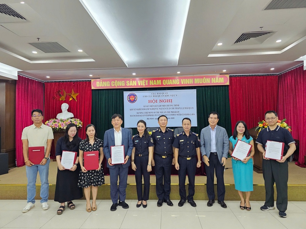 Các đại biểu tham dự hội nghị chụp ảnh lưu niệm với đại diện các doanh nghiệp tham gia Chương trình khuyến khích doanh nghiệp tuân thủ.