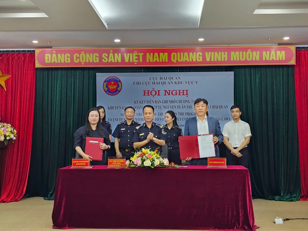 Chi cục trưởng Chi cục Hải quan khu vực V Phạm Chí Thành ký kết Biên bản ghi nhớ với đại diện các doanh nghiệp.