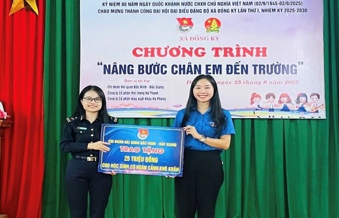 Thanh niên Hải quan Bắc Ninh-Bắc Giang phối hợp tổ chức Chương trình “Nâng bước chân em đến trường”