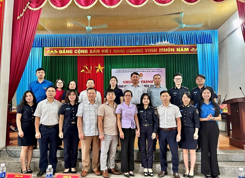 Thanh niên Hải quan Bắc Ninh-Bắc Giang phối hợp tổ chức Chương trình “Nâng bước chân em đến trường”