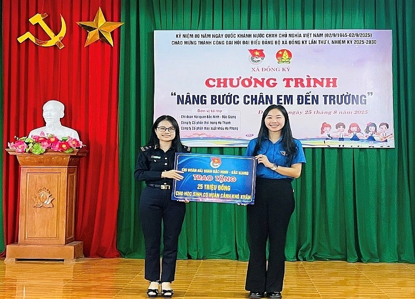 Thanh niên Hải quan Bắc Ninh-Bắc Giang phối hợp tổ chức Chương trình “Nâng bước chân em đến trường”