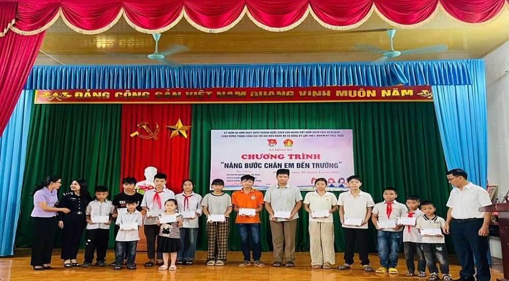 Thanh niên Hải quan Bắc Ninh-Bắc Giang phối hợp tổ chức Chương trình “Nâng bước chân em đến trường”