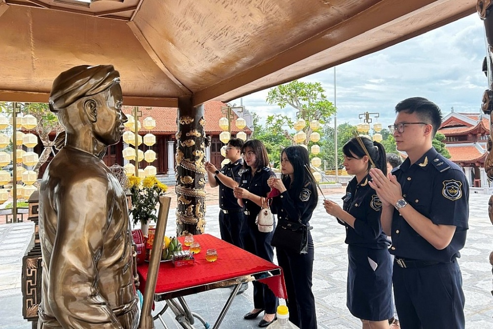 Thanh niên Hải quan Bắc Ninh-Bắc Giang phối hợp tổ chức Chương trình “Nâng bước chân em đến trường”