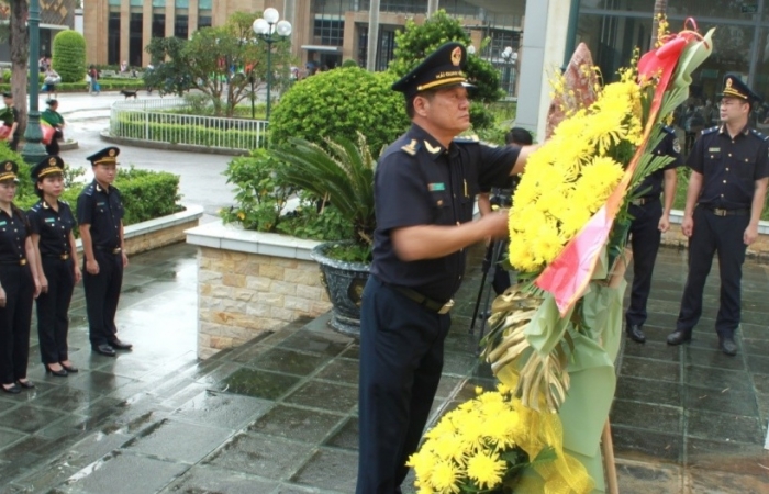 Hải quan Móng Cái tổ chức Lễ dâng hoa tưởng niệm Chủ tịch Hồ Chí Minh