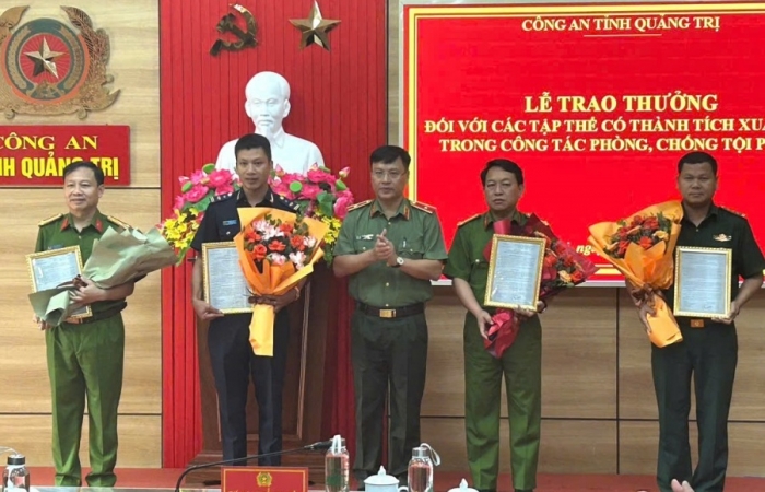 Khen thưởng lực lượng kiểm soát Hải quan khu vực IX về thành tích bắt tội phạm