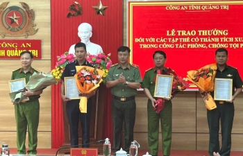 Khen thưởng lực lượng kiểm soát Hải quan khu vực IX về thành tích bắt tội phạm