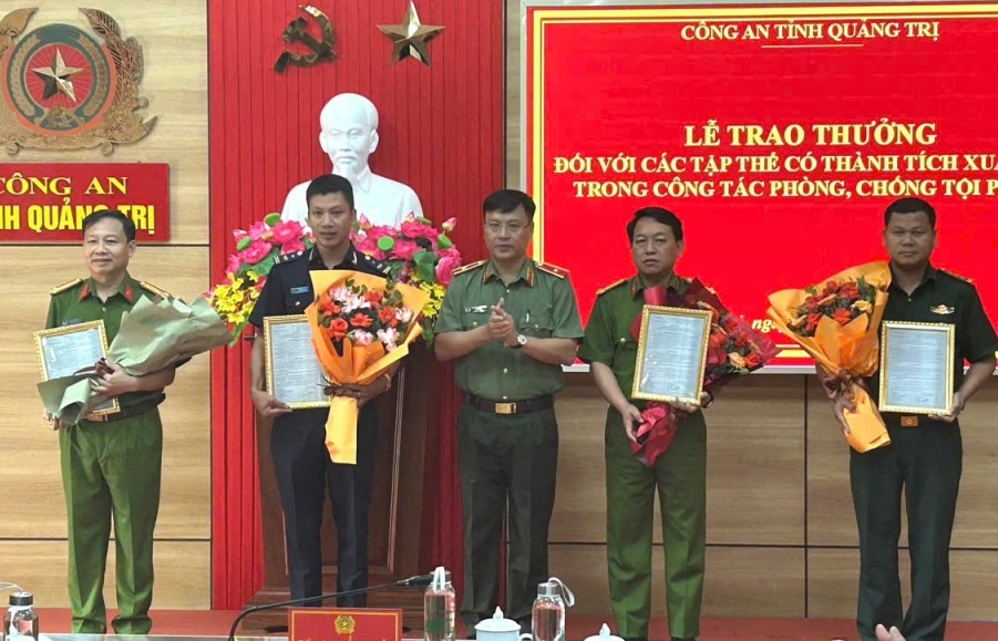 Khen thưởng lực lượng kiểm soát Hải quan khu vực IX về thành tích bắt tội phạm