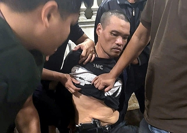 Đối tượng Quỳnh bị lực lượng chức năng khống chế, cùng khẩu súng dắt ở thắt lưng.