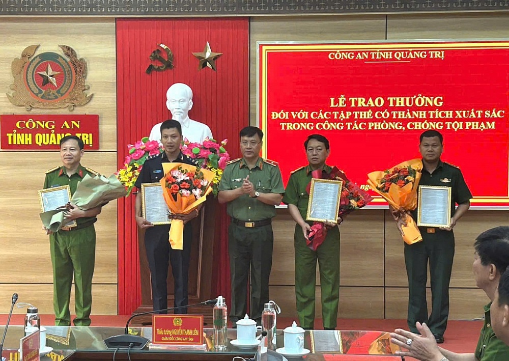 Khen thưởng lực lượng kiểm soát Hải quan khu vực IX về thành tích bắt tội phạm
