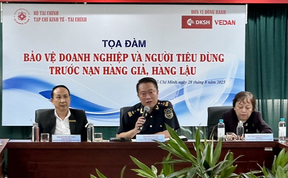 Các diễn giả chia sẻ tại tọa đàm.