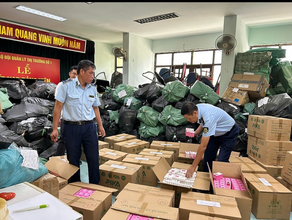 Lực lượng chức năng kiểm tra hàng hóa vi phạm.