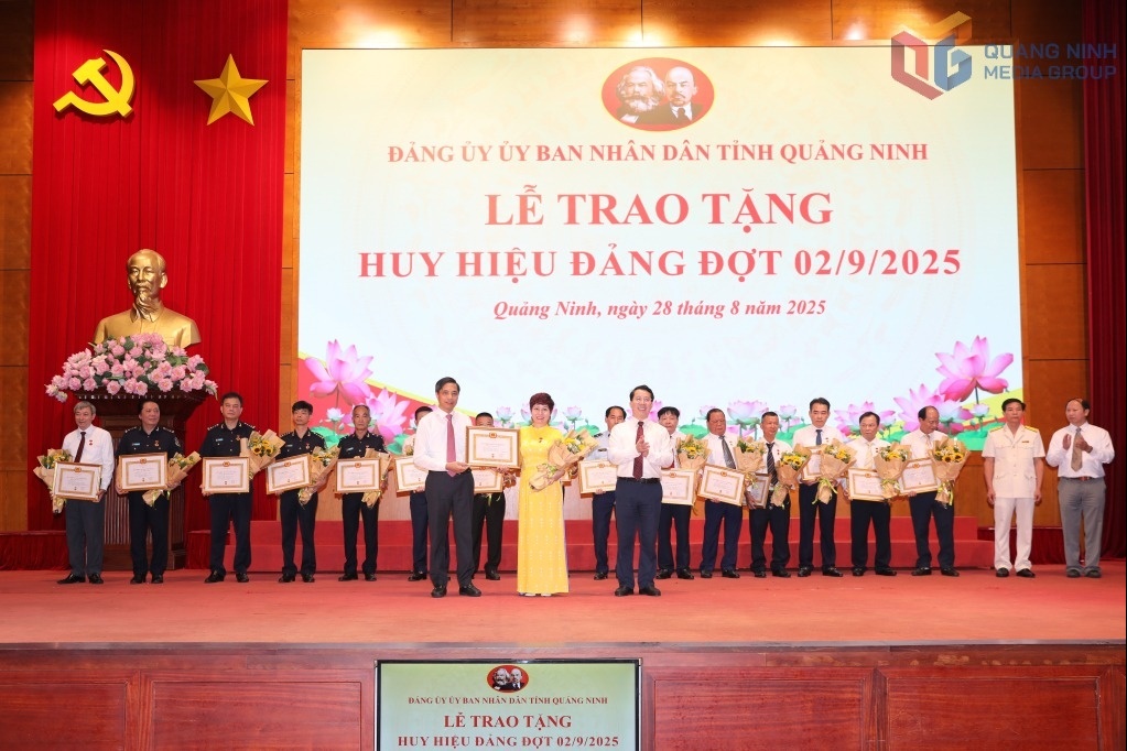4 đảng viên Đảng bộ Chi cục Hải quan khu vực VIII vinh dự nhận Huy hiệu Đảng