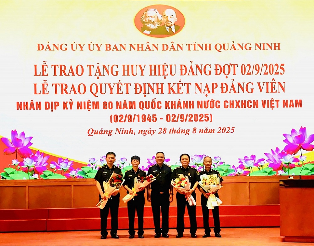 4 đảng viên Đảng bộ Chi cục Hải quan khu vực VIII vinh dự nhận Huy hiệu Đảng