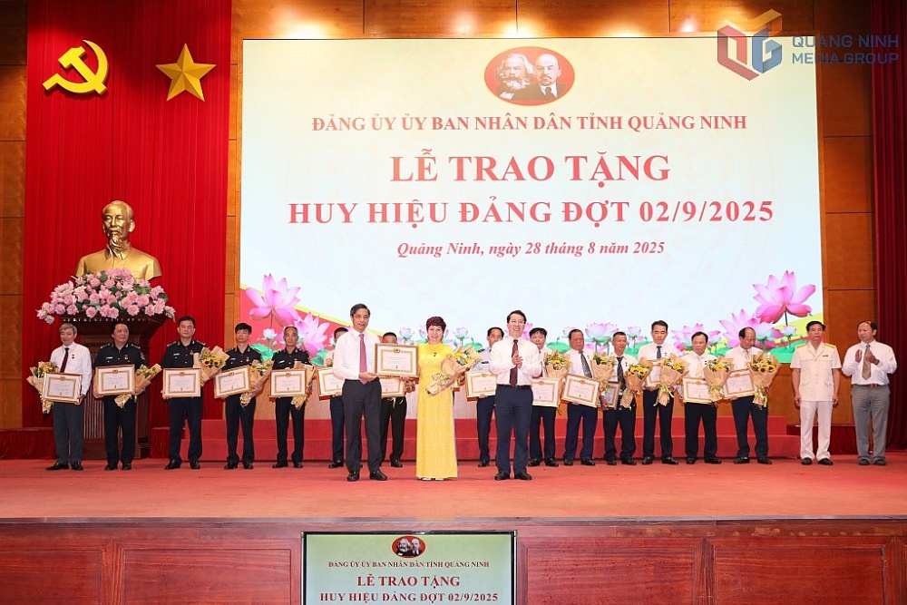 4 đảng viên Đảng bộ Chi cục Hải quan khu vực VIII vinh dự nhận Huy hiệu Đảng