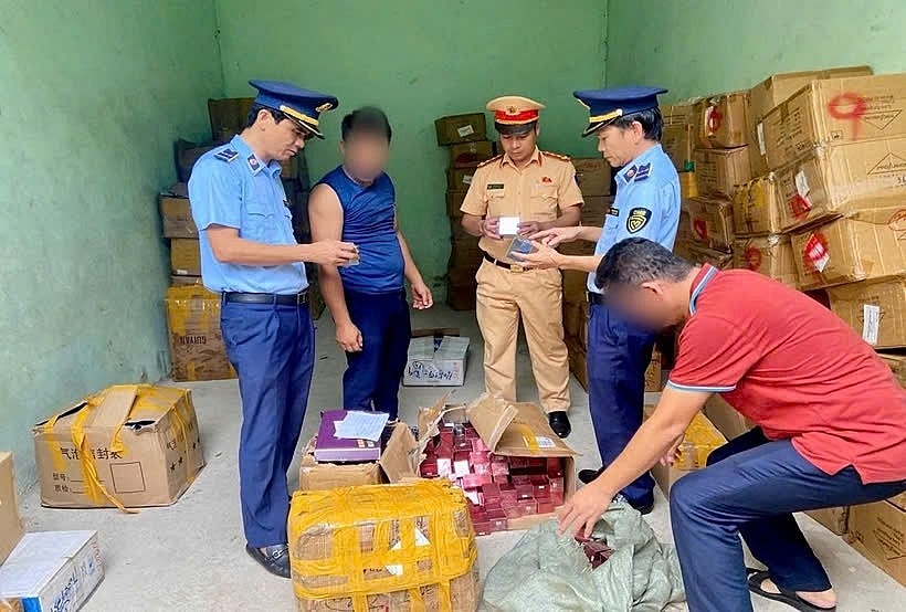 Lực lượng chức năng phối hợp kiểm tra hàng hóa vi phạm.