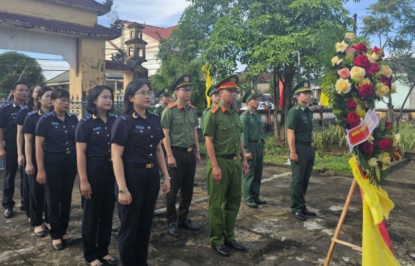 Thanh niên Hải quan cảng Cửa Việt tổ chức dâng hương, tri ân các anh hùng liệt sỹ