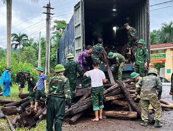 Gỗ lậu do Võ Đức Vinh và Nguyễn Công Chức vận chuyển qua biên giới bị lực lượng chức năng phát hiện, thu giữ.