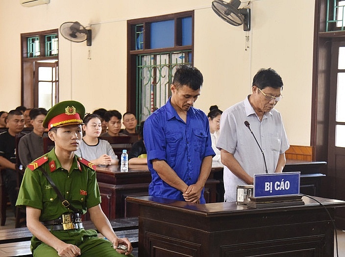 Tòa án nhân dân tỉnh mở phiên sơ thẩm xét xử hình sự bị cáo Võ Đức Vinh (áo xanh) về tội buôn lậu.