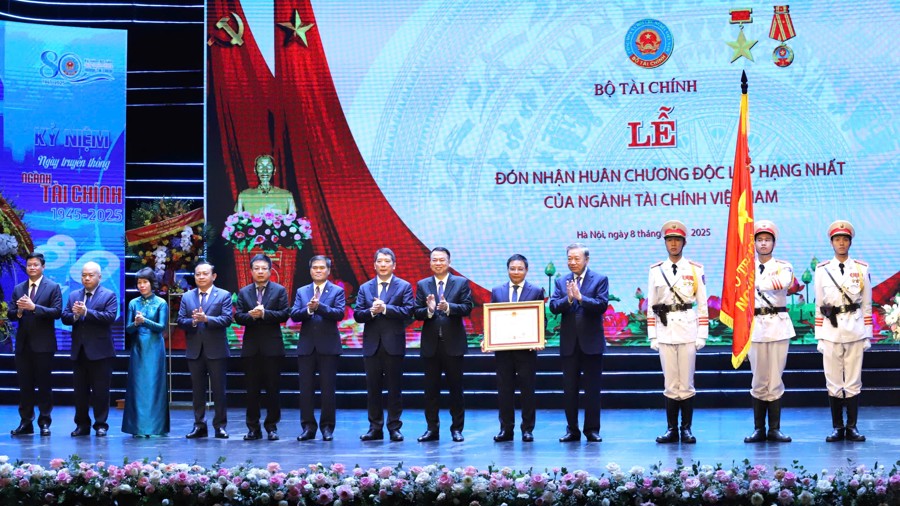 Tổng Bí thư Tô Lâm trao Huân chương Độc lập hạng Nhất cho Bộ Tài chính