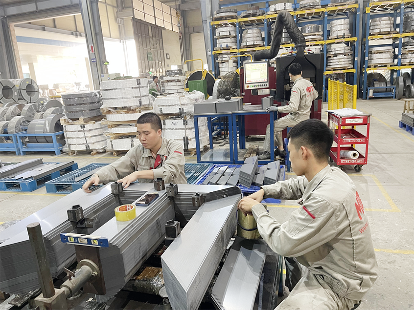 Chú thích ảnh: Doanh nghiệp đang rất cần trợ lực từ những gói cải cách thể chế, cải thiện MTKD. Ảnh: Hương Dịu.