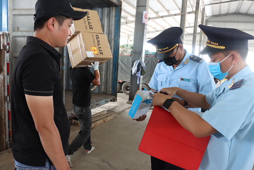 Công tác thanh tra, kiểm tra để phòng chống buôn lậu, gian lận thương mại luôn được triển khai quyết liệt, hiệu quả.  Ảnh: Quang Hùng