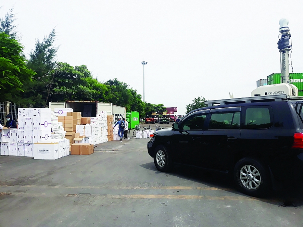 Ô tô chuyên dụng của Cục Điều tra chống buôn lậu thực hiện giám sát việc khám xét lô hàng vi phạm tại khu vực cảng Hải Phòng tháng 6/2021. 	Ảnh: T.Bình