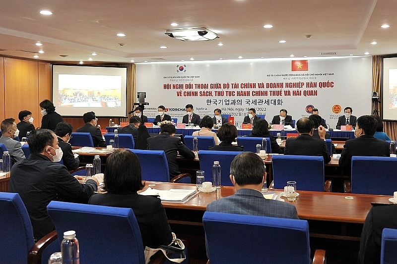 Thứ trưởng Bộ Tài chính Trần Xuân Hà, Đại sứ đặc mệnh toàn quyền Hàn Quốc tại Việt Nam Park Noh-wan cùng đại diện lãnh đạo các đơn vị thuộc Bộ Tài chính và đại diện doanh nghiệp Hàn Quốc tại Hội nghị đối thoại ngày 18/2. 	Ảnh: TL.