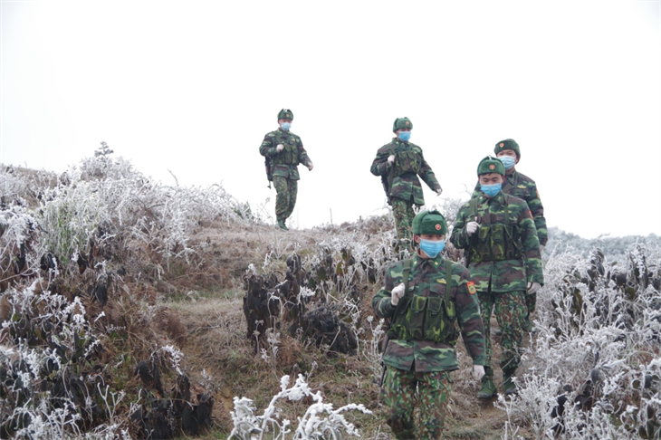 Cán bộ, chiến sĩ BĐBP Hà Giang thực hiện nhiệm vụ quản lý, bảo vệ biên giới trong thời tiết khắc nghiệt.  	Ảnh: Văn Khánh