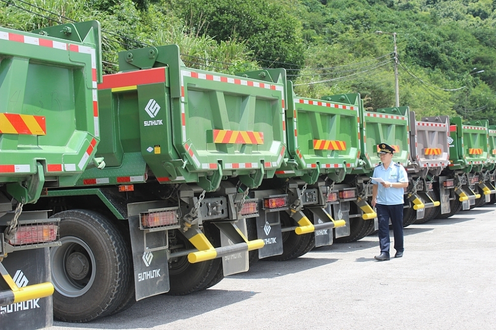Công chức Hải quan Lạng Sơn kiểm tra mặt hàng ô tô tải NK. 	Ảnh: H.Nụ