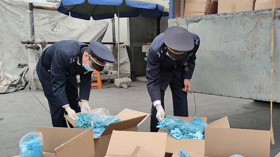 Công chức Hải quan Hữu Nghị kiểm tra lô hàng găng tay đã qua sử dụng của Công ty TNHH Ngọc Diệp.