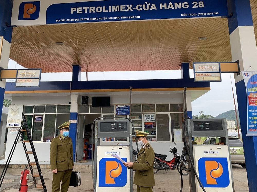 Lực lượng QLTT Lạng Sơn kiểm tra hoạt động kinh doanh xăng dầu trên địa bàn.