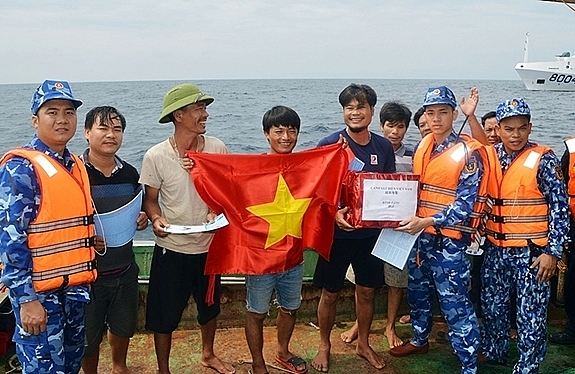 Tổ kiểm soát của lực lượng Cảnh sát biển Việt Nam tặng cờ Tổ quốc cho ngư dân.