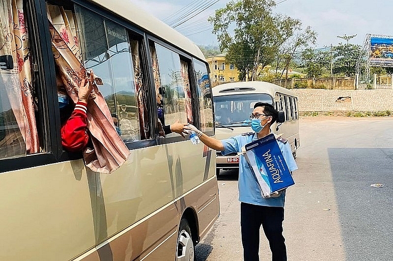 Đoàn viên Thanh niên Hải quan Quảng Trị phát nước cho hành khách nhập cảnh tại cửa khẩu Lao Bảo.