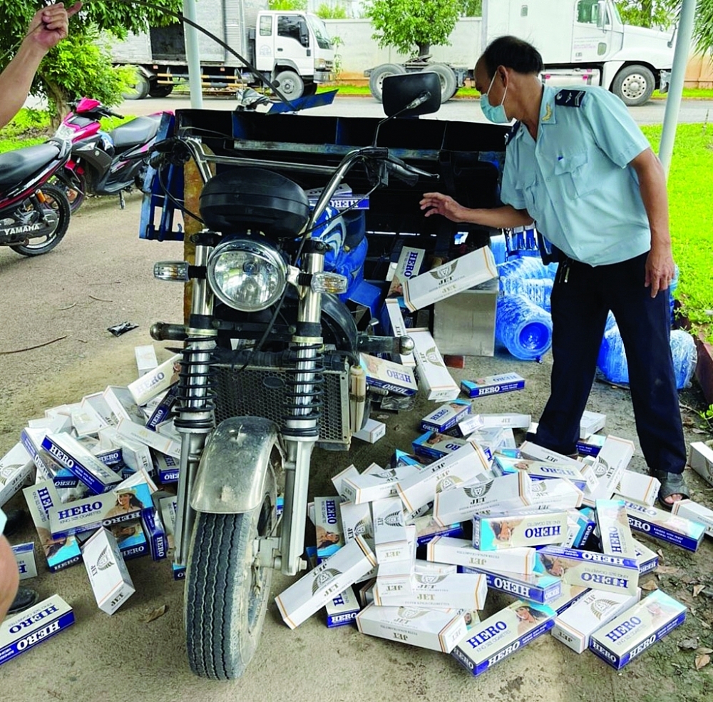Cục Hải quan Tây Ninh liên tiếp bắt giữ nhiều vụ thuốc lá lậu trong cao điểm chống dịch.  	Ảnh: Văn Phú