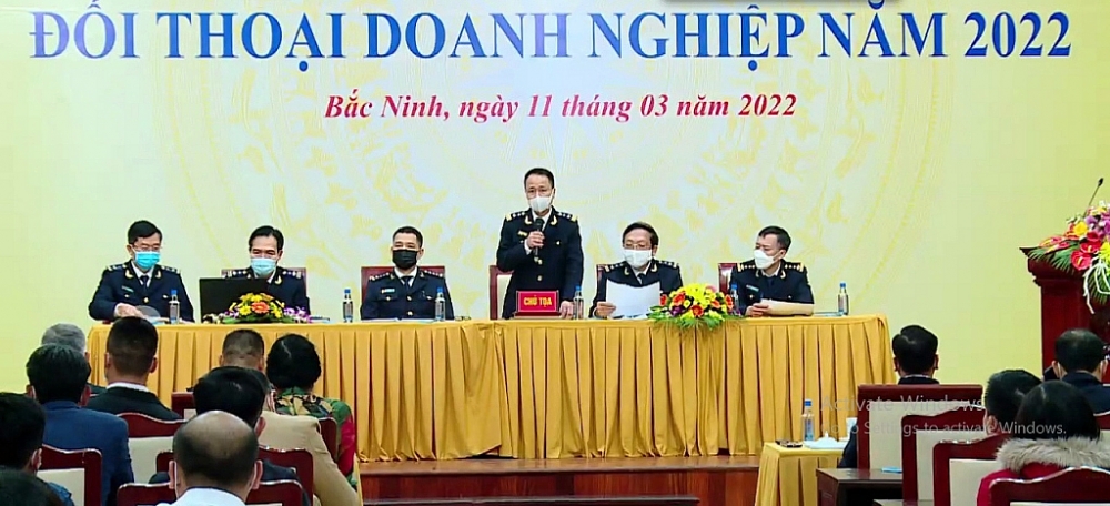 Lãnh đạo Cục Hải quan Bắc Ninh giải đáp vướng mắc của doanh nghiệp tại hội nghị. 	Ảnh: Q.H