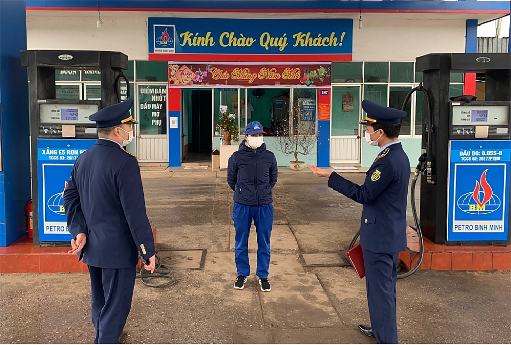 Lực lượng QLTT Quảng Ninh tổ chức tuyên truyền, phổ biến pháp luật tới các cửa hàng kinh doanh xăng dầu. 	Nguồn: Tổng cục QLTT