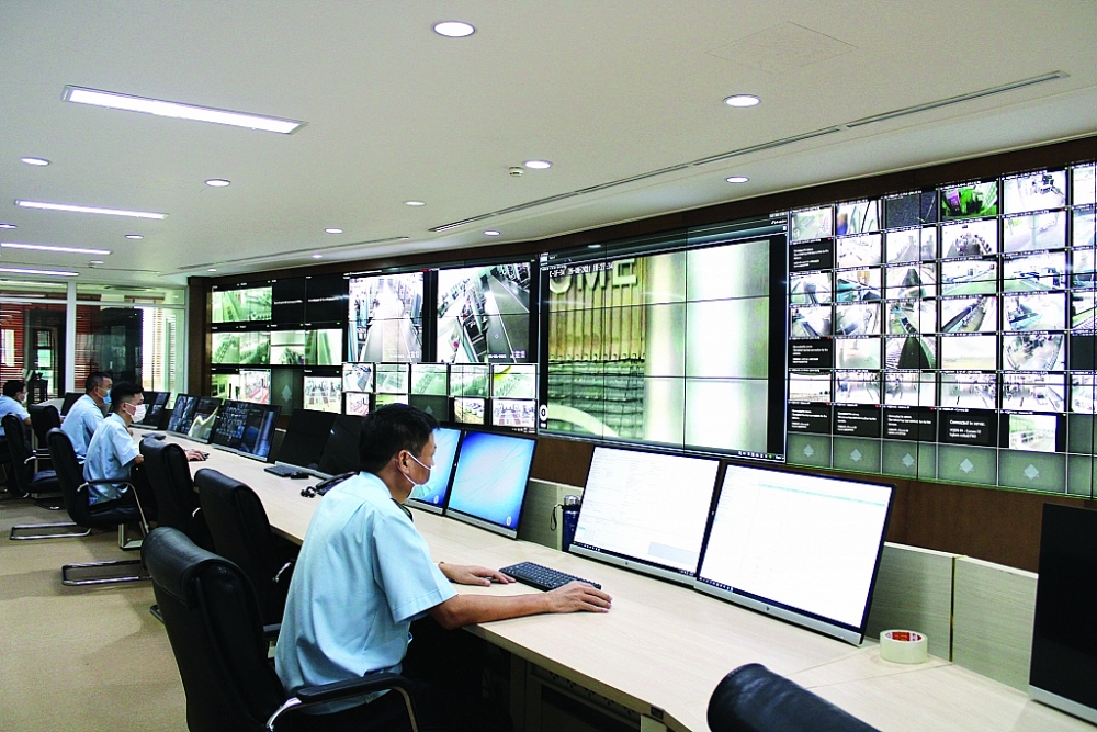 Mọi hoạt động thông quan tại các cửa khẩu đều được giám sát chặt chẽ tại Trung tâm giám sát trực tuyến tại trụ sở Tổng cục Hải quan, tháng 8/2021. 	Ảnh: H.Nụ