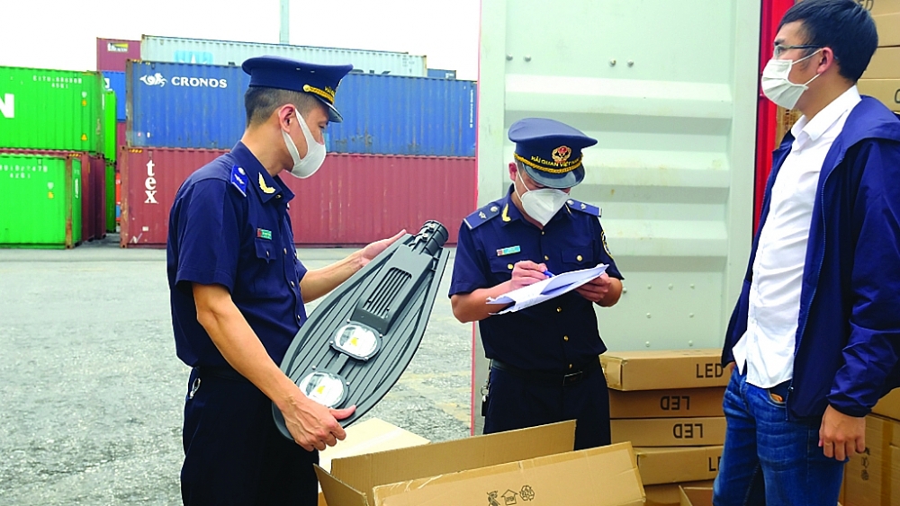Công chức Chi cục Hải quan cửa khẩu cảng Hải Phòng khu vực 3 kiểm tra hàng hóa XNK.  	Ảnh: N.Linh