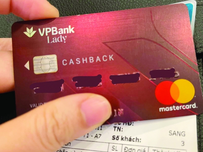 Thẻ tín dụng cashback: Ngân hàng lo rủi ro, khách hàng ngại phiền phức