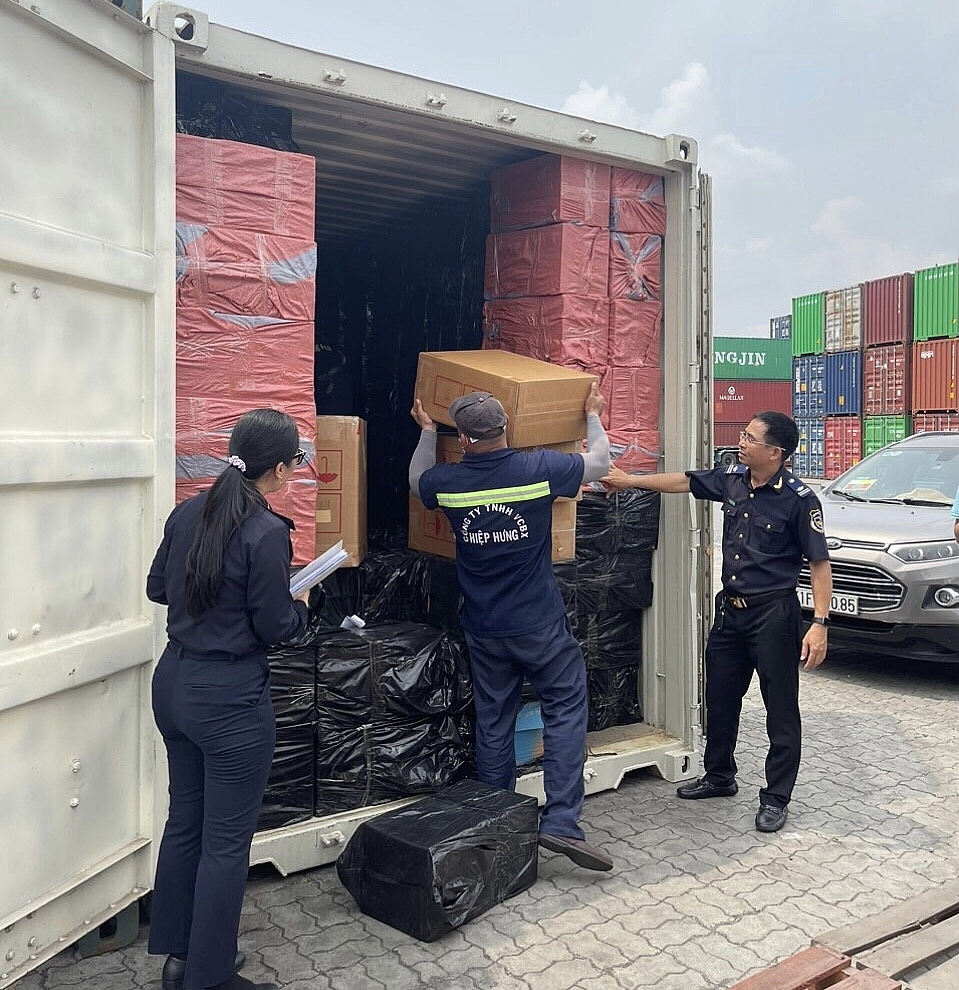 Container thuốc lá quá cảnh nghi vi phạm sở hữu trí tuệ Container thuốc lá quá cảnh nghi vi phạm sở hữu trí tuệ