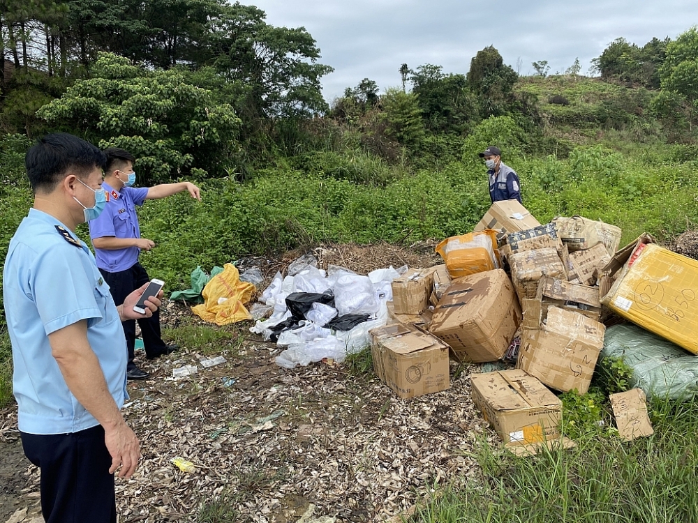 Lực lượng chức năng phối hợp tiêu hủy hơn 25.000 sản phẩm mỹ phẩm, thuốc lá điện tử trên địa bàn TP Móng Cái, Quảng Ninh. 	 	Ảnh: Viết Thành
