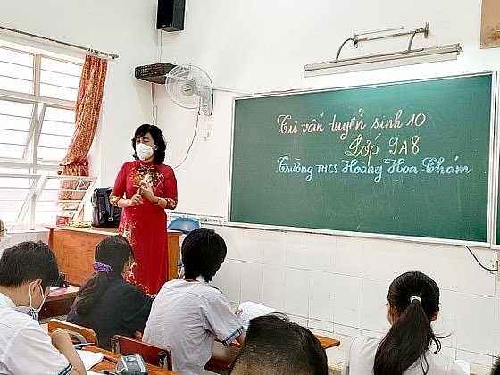 Giáo viên trường THCS Hoàng Hoa Thám, quận Tân Bình, TP HCM tư vấn cho học sinh lớp 9 chọn nguyện vọng.  	Ảnh: Thu Tâm