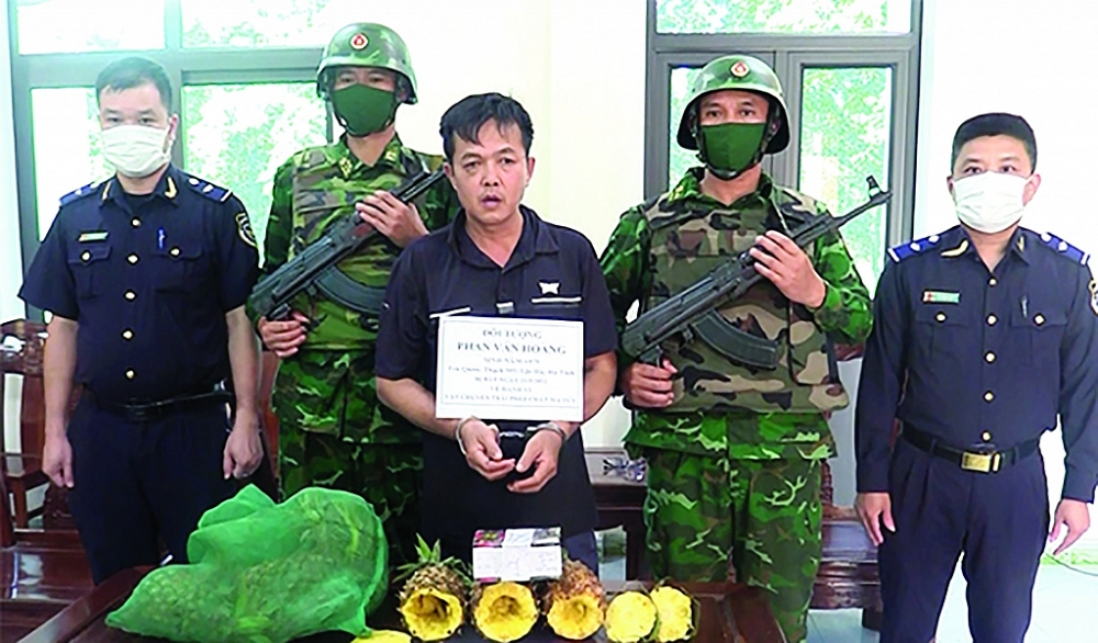 Hải quan Cầu Treo phối hợp với lực lượng Biên phòng bắt giữ đối tượng vận chuyển ma túy giấu trong quả dứa. 	Ảnh: Minh Toàn