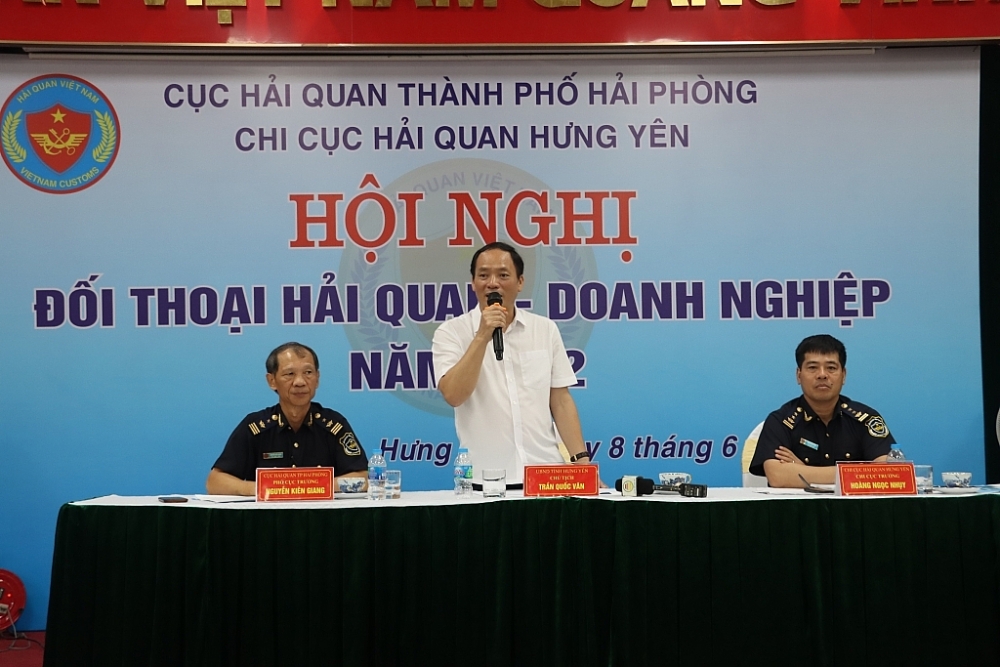 Chủ tịch UBND tỉnh Hưng Yên Trần Quốc Văn (giữa) trực tiếp giải đáp nhiều kiến nghị, đề xuất của doanh nghiệp tại Hội nghị đối thoại do Chi cục Hải quan Hưng Yên tổ chức (ngày 8/6/2022) Ảnh: T.Bình.