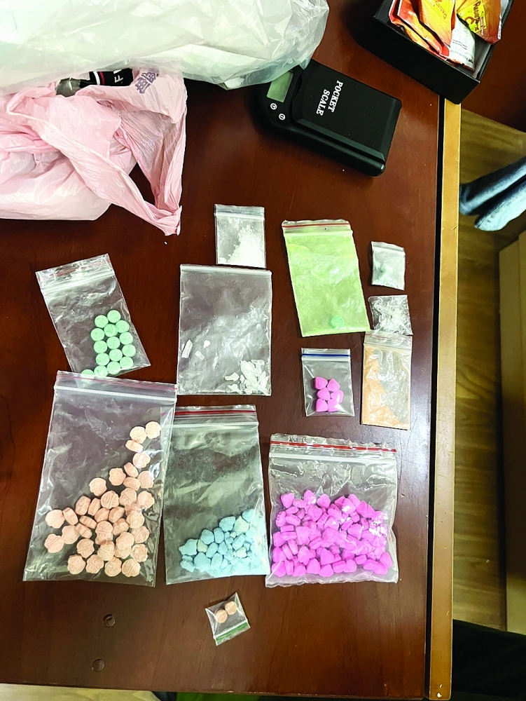 Hàng hóa thông thường được sử dụng để cất giấu ma túy (ảnh trái) và một phần tang vật trong Chuyên án 522Q. 	Ảnh: C04 cung cấp.