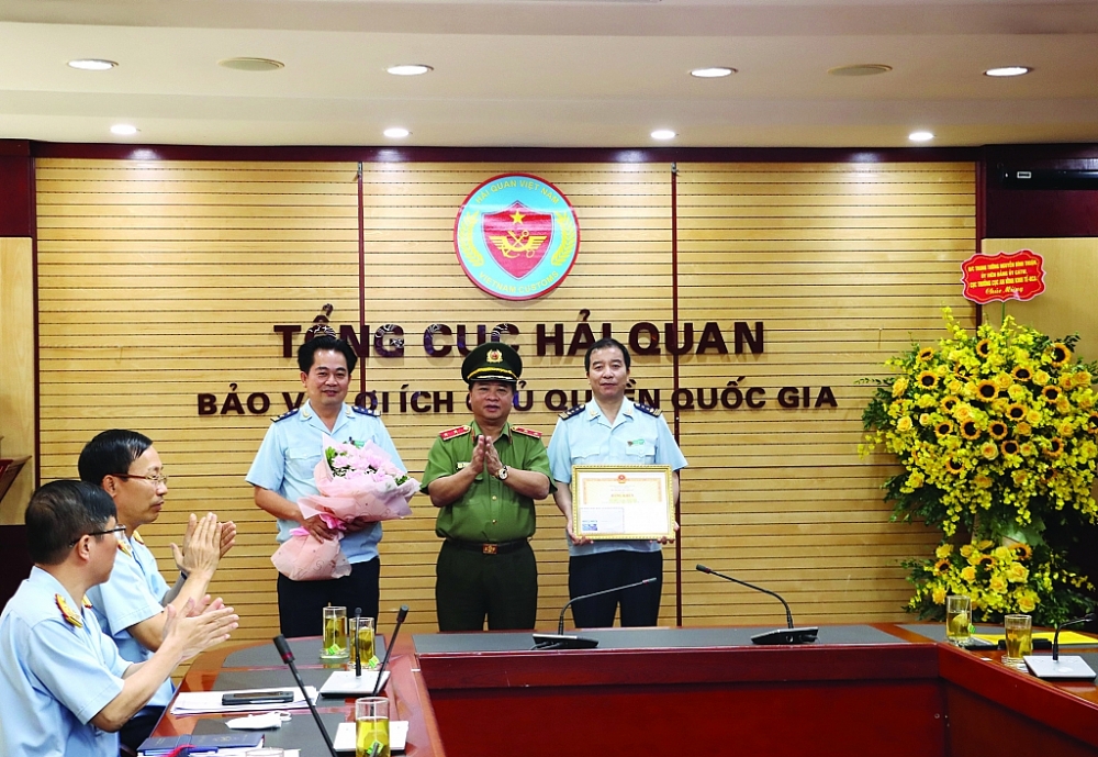 Trung tướng Nguyễn Đình Thuận (Cục trưởng Cục An ninh kinh tế), thừa ủy quyền trao Bằng khen của Bộ trưởng Bộ Công an cho Cục Điều tra chống buôn lậu ngày 6/7/2021. 	Ảnh: T.Bình