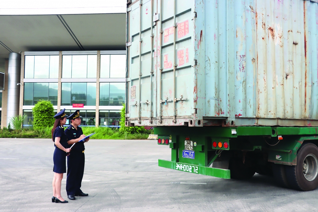 Công chức Chi cục Hải quan cửa khẩu quốc tế Lào Cai (Cục Hải quan Lào Cai) giám sát phương tiện chở hàng hóa xuất khẩu tại cửa khẩu quốc tế đường bộ số II Kim Thành. 	Ảnh: T.Bình