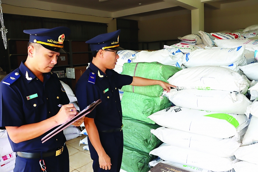 Lực lượng Đội Kiểm soát Hải quan Quảng Trị kiểm đếm tang vật vi phạm. 	Ảnh: Quang Hùng